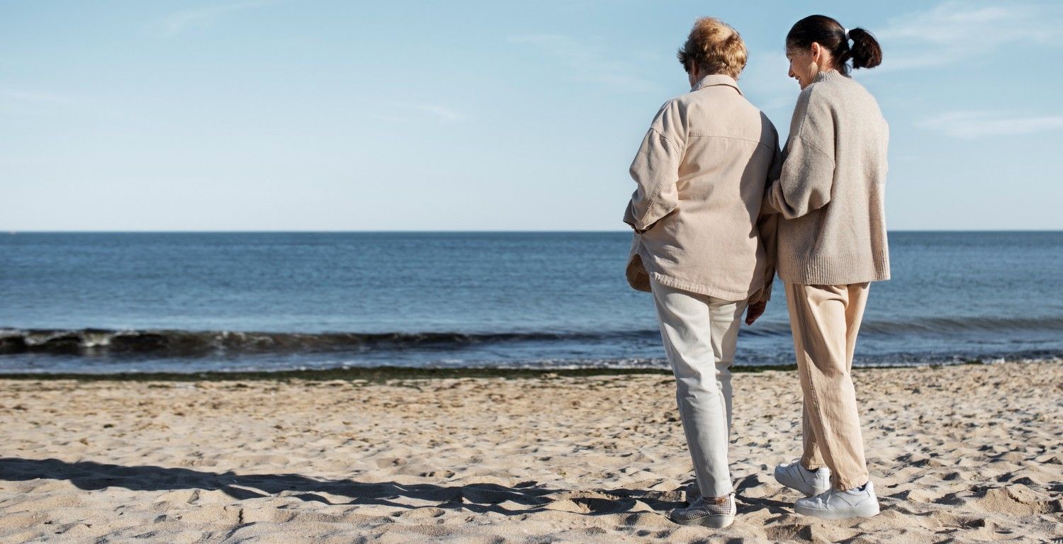 starsza kobieta nad morzem