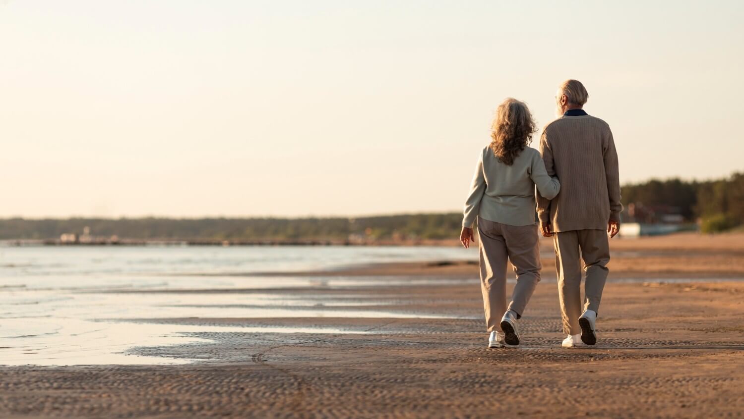 para seniorów spacerująca nad morzem