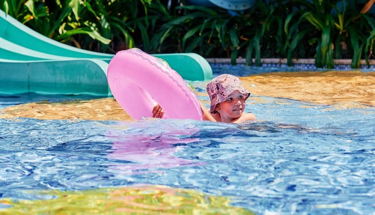 dziecko w aquaparku