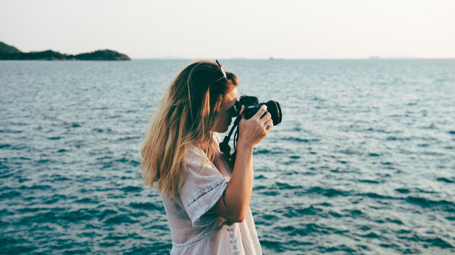 kobieta fotografująca morze