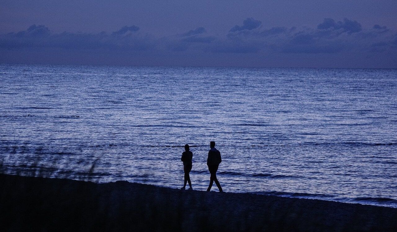 spacer na plaży nad morzem