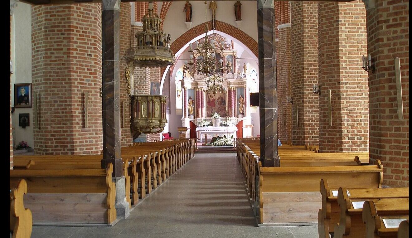 Kościół św.św Piotra i Pawła, pochodzący z XIV wieku w środku