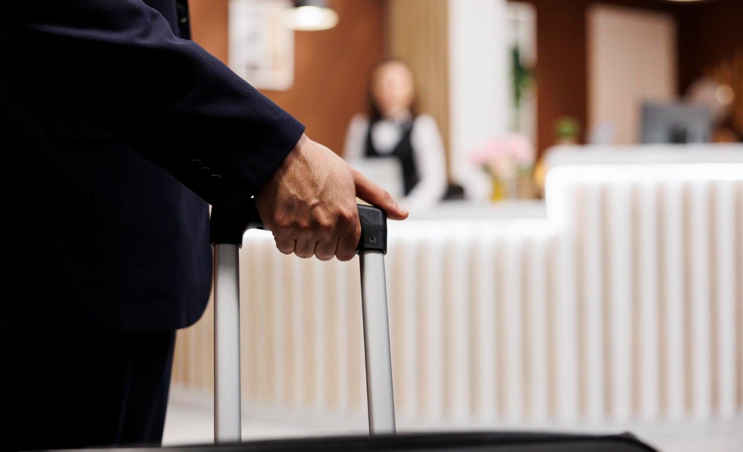mężczyzna z walizką w hotelu
