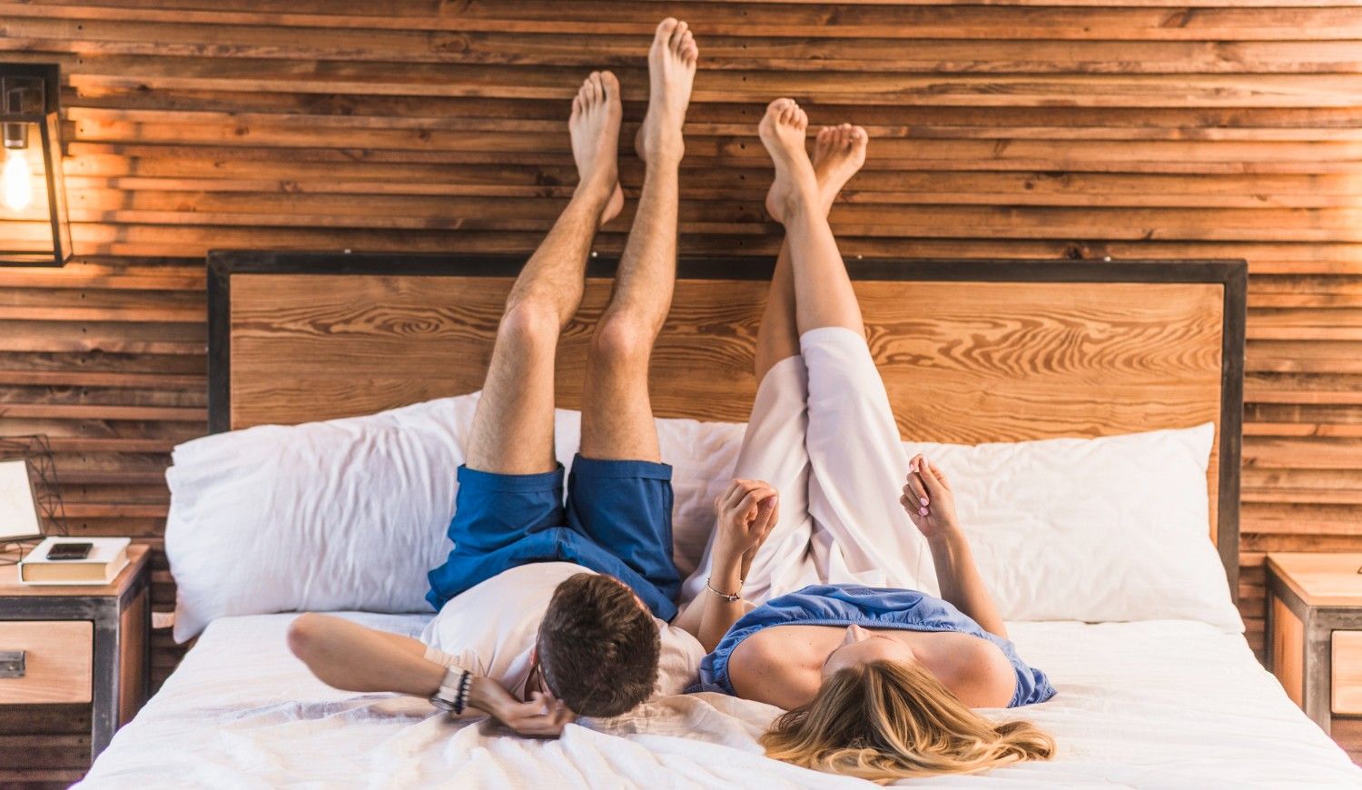 para leżąca na łóżku w apartamencie