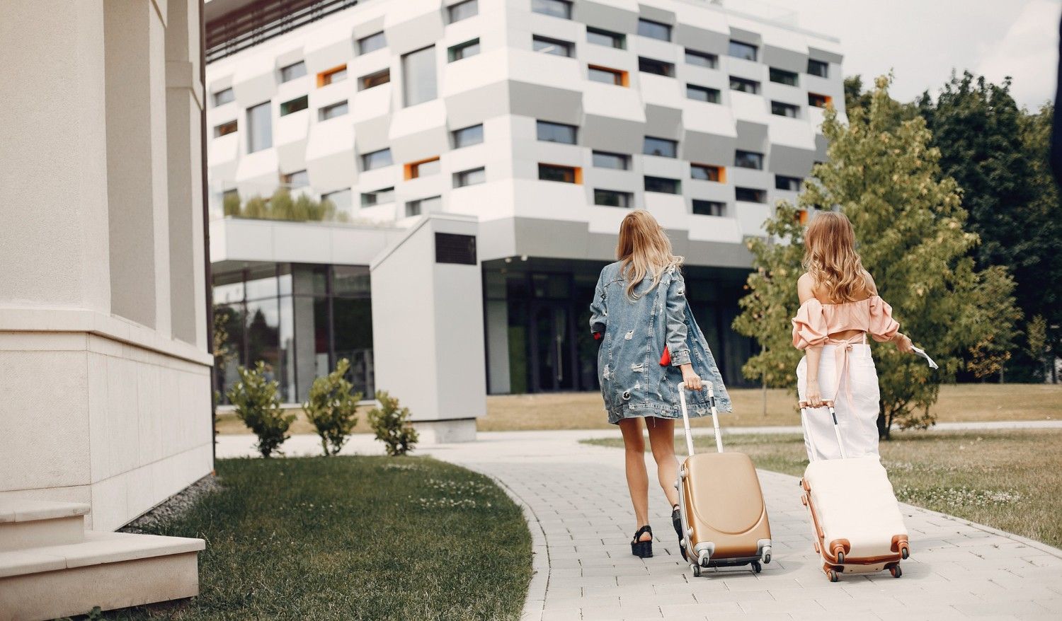 kobiety idące z walizkami