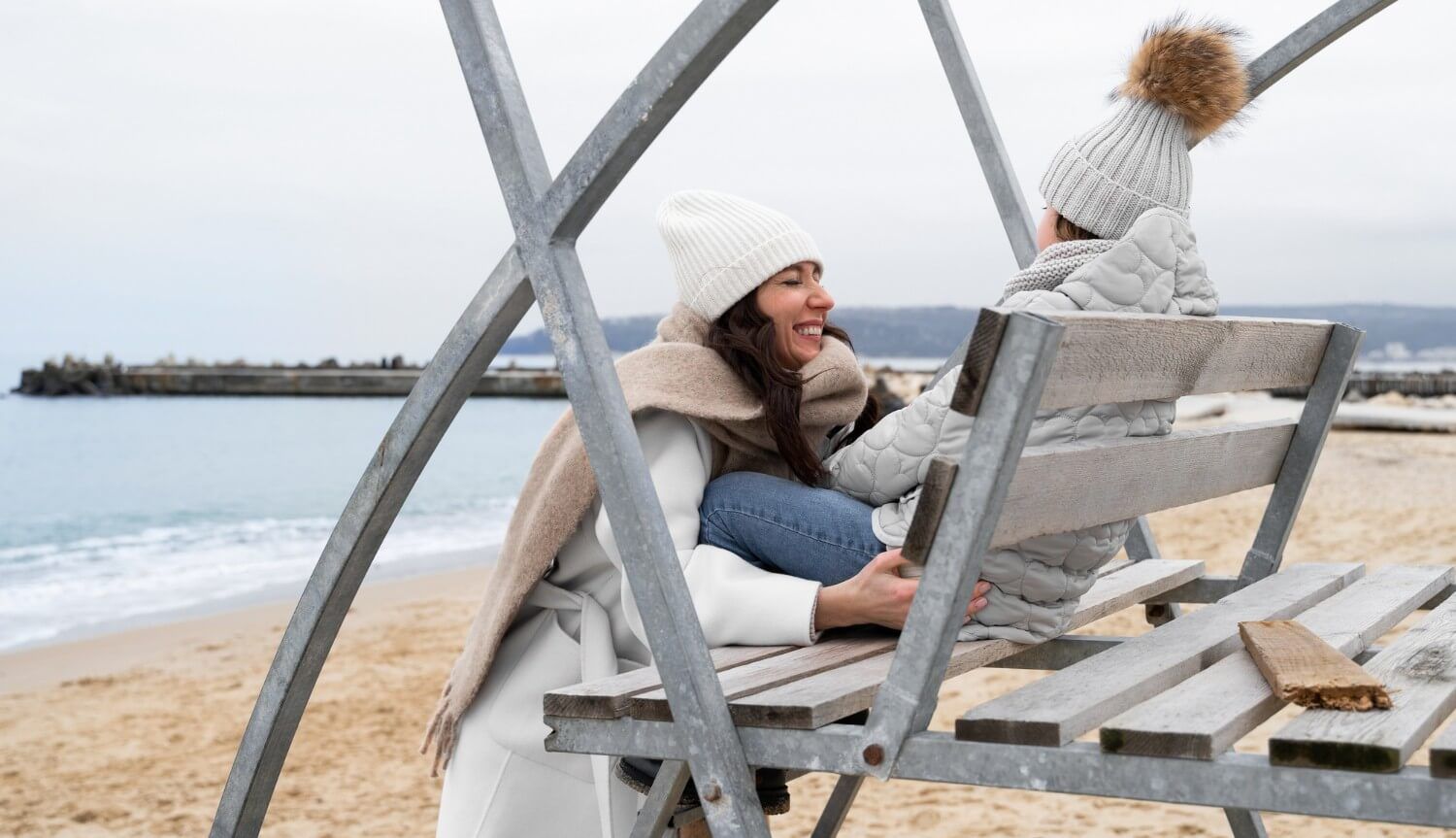 kobieta z dzieckiem na plaży
