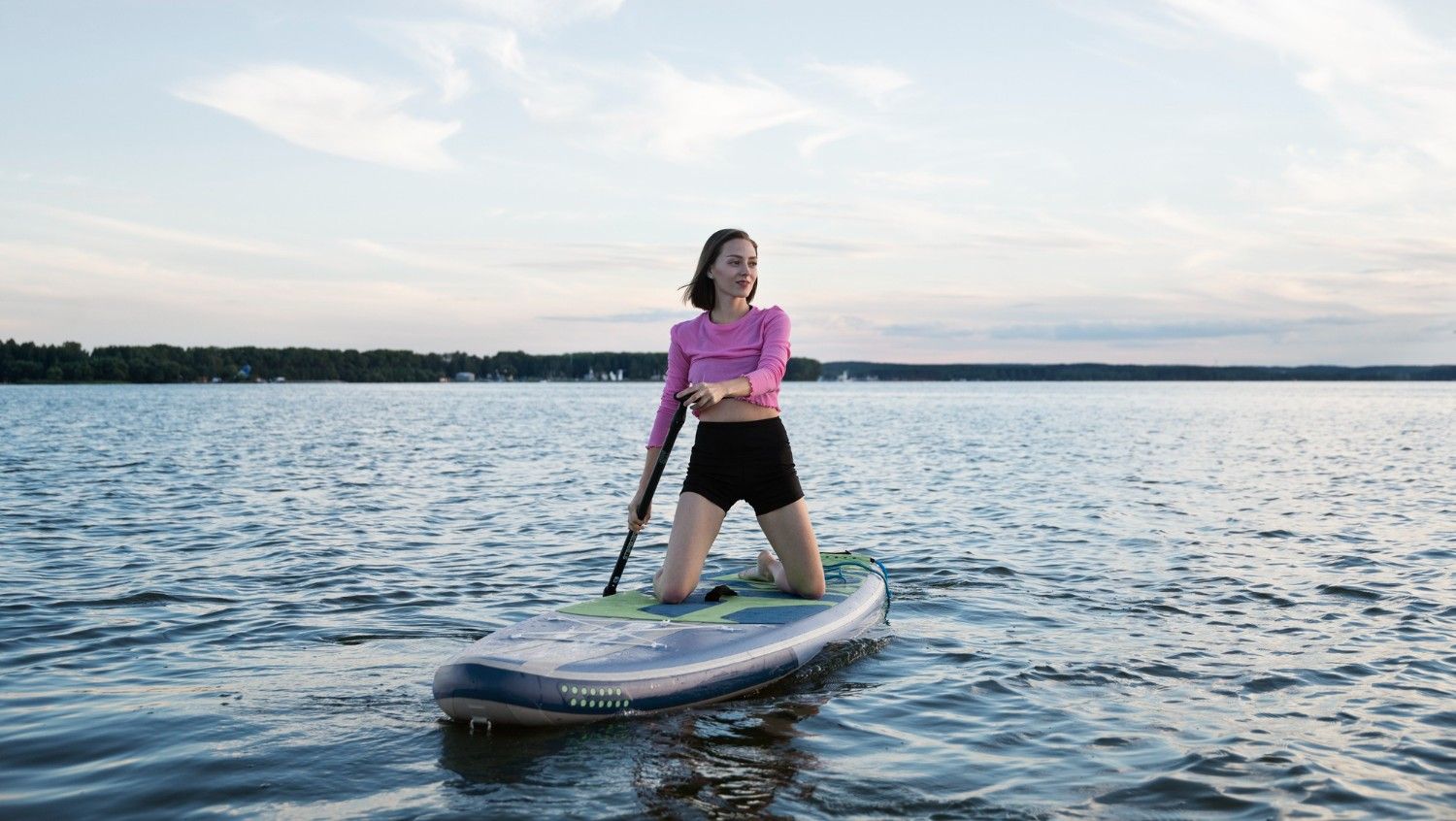 kobieta klękająca na desce sup