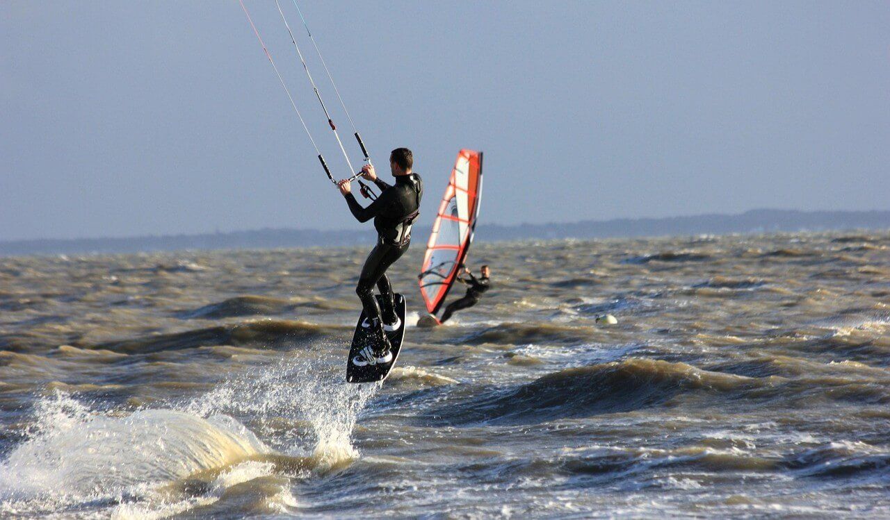 kitesurfing na morzu