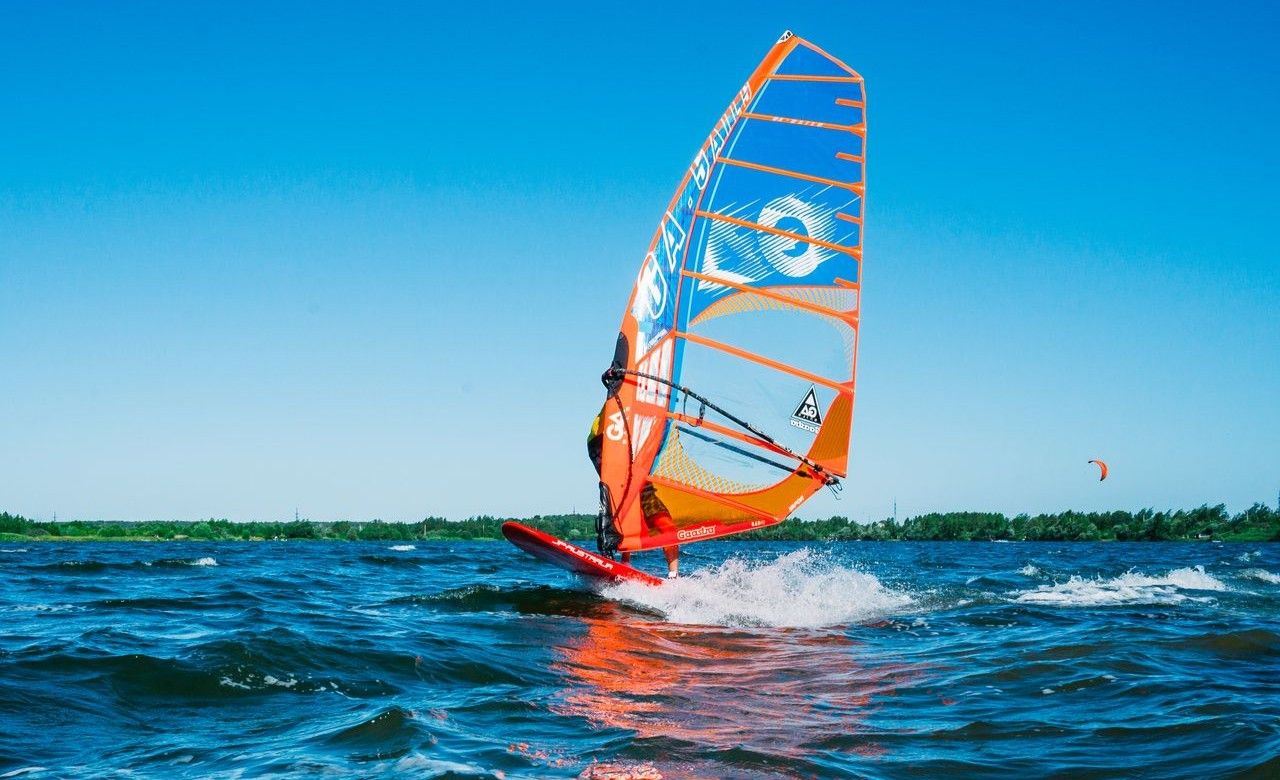 mężczyzna uprawiający windsurfing na półwyspie helskim