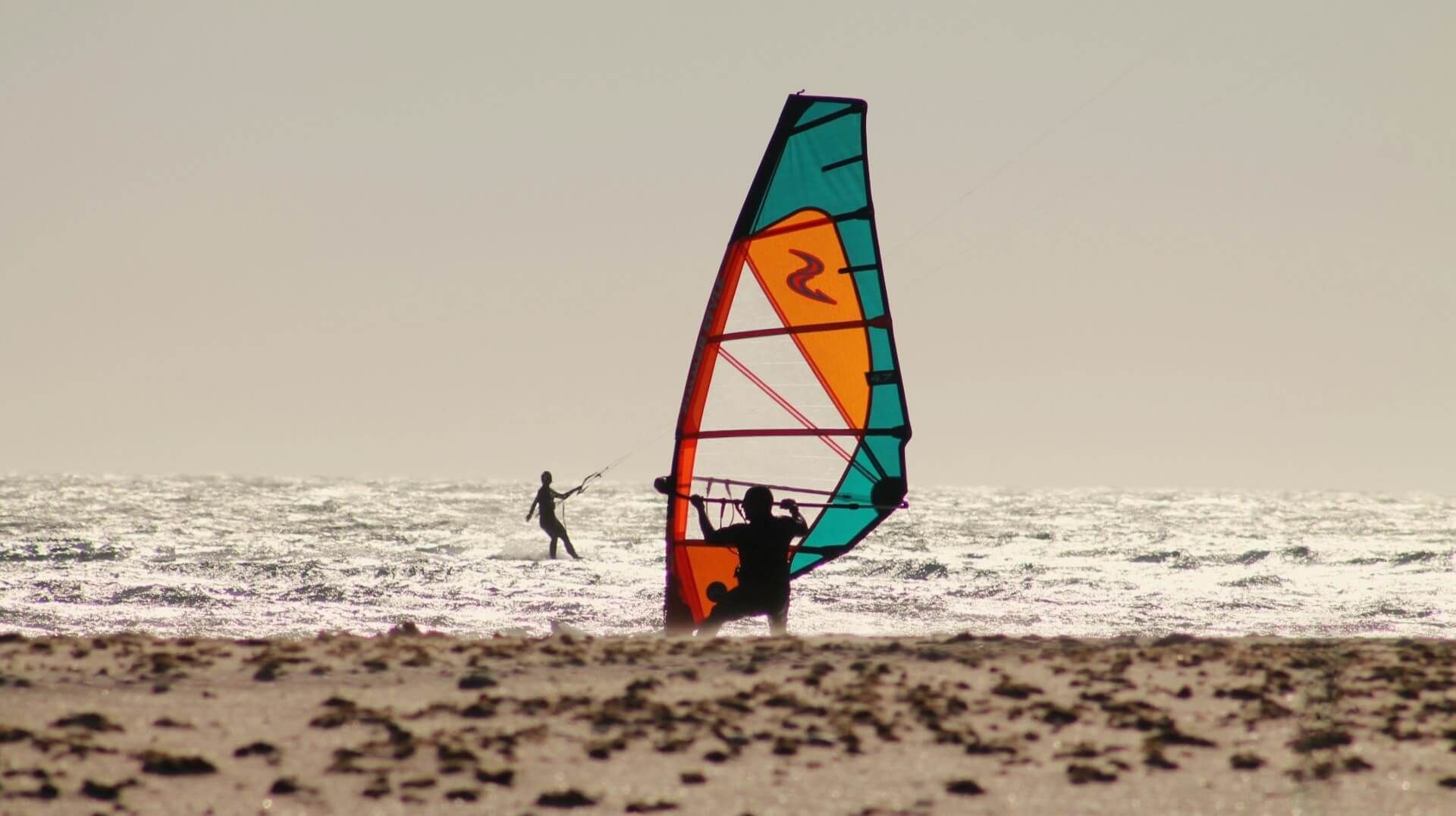 mężczyzna uprawiający windsurfing na brzegu na półwyspie helskim
