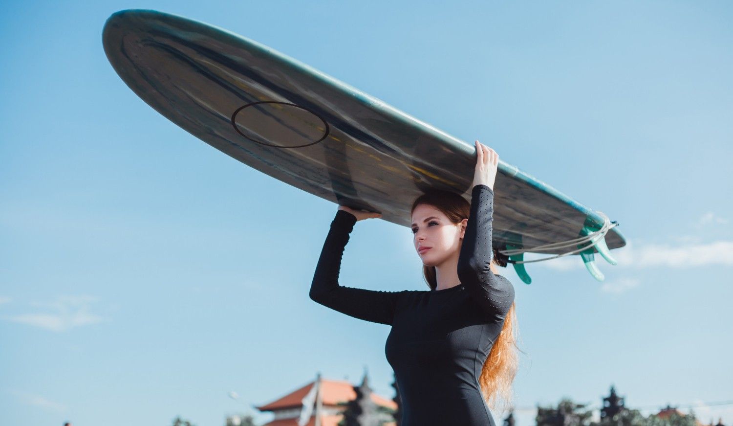 kobieta niosąca deskę, windsurfing