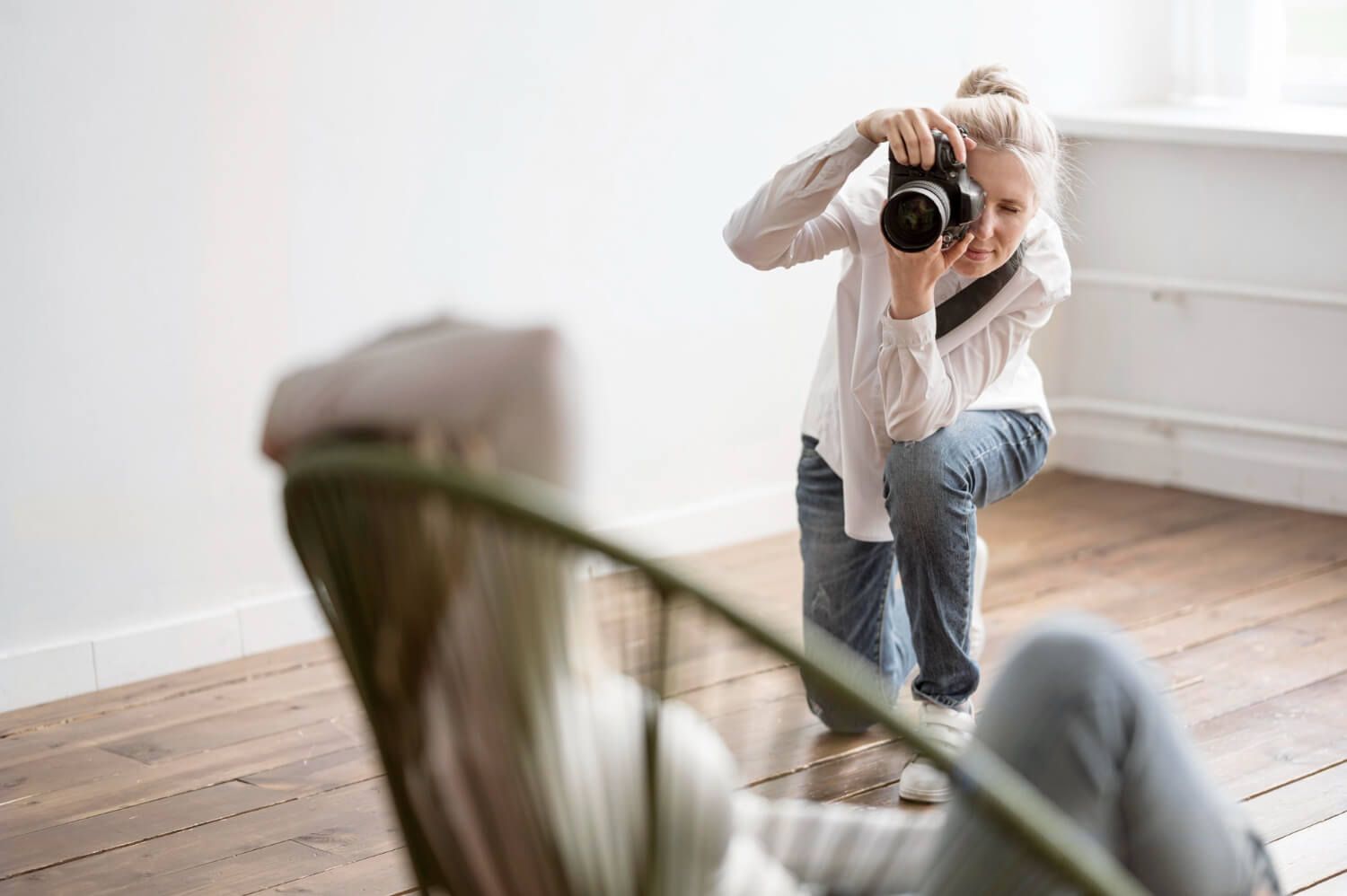 fotograf robiący zdjęcia pokoju