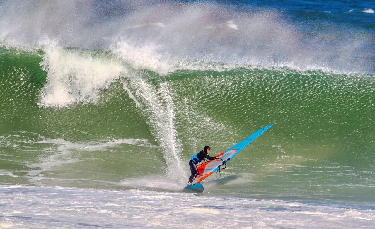 mężczyzna na fali na windsurfingu na półwyspie helskim z trapezem