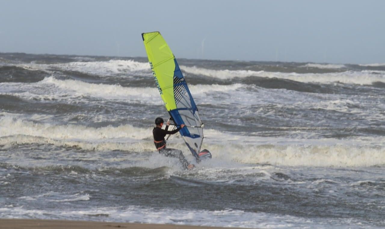 mężczyzna przy brzegu na windsurfingu na półwyspie helskim z trapezem