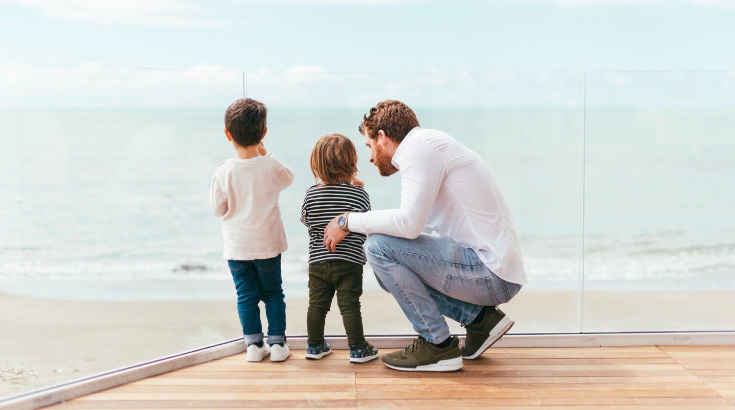 rodzina na balkonie apartamentu