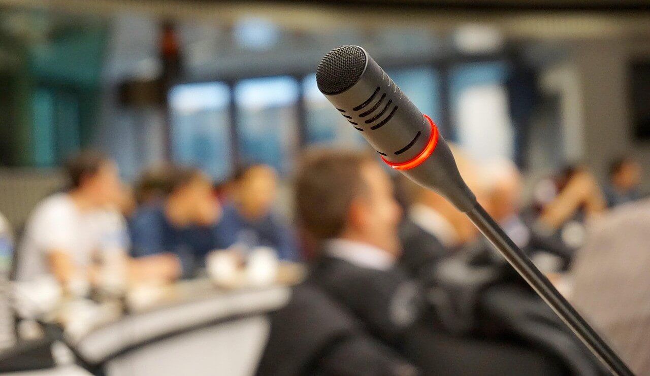 mikrofon na konferencji