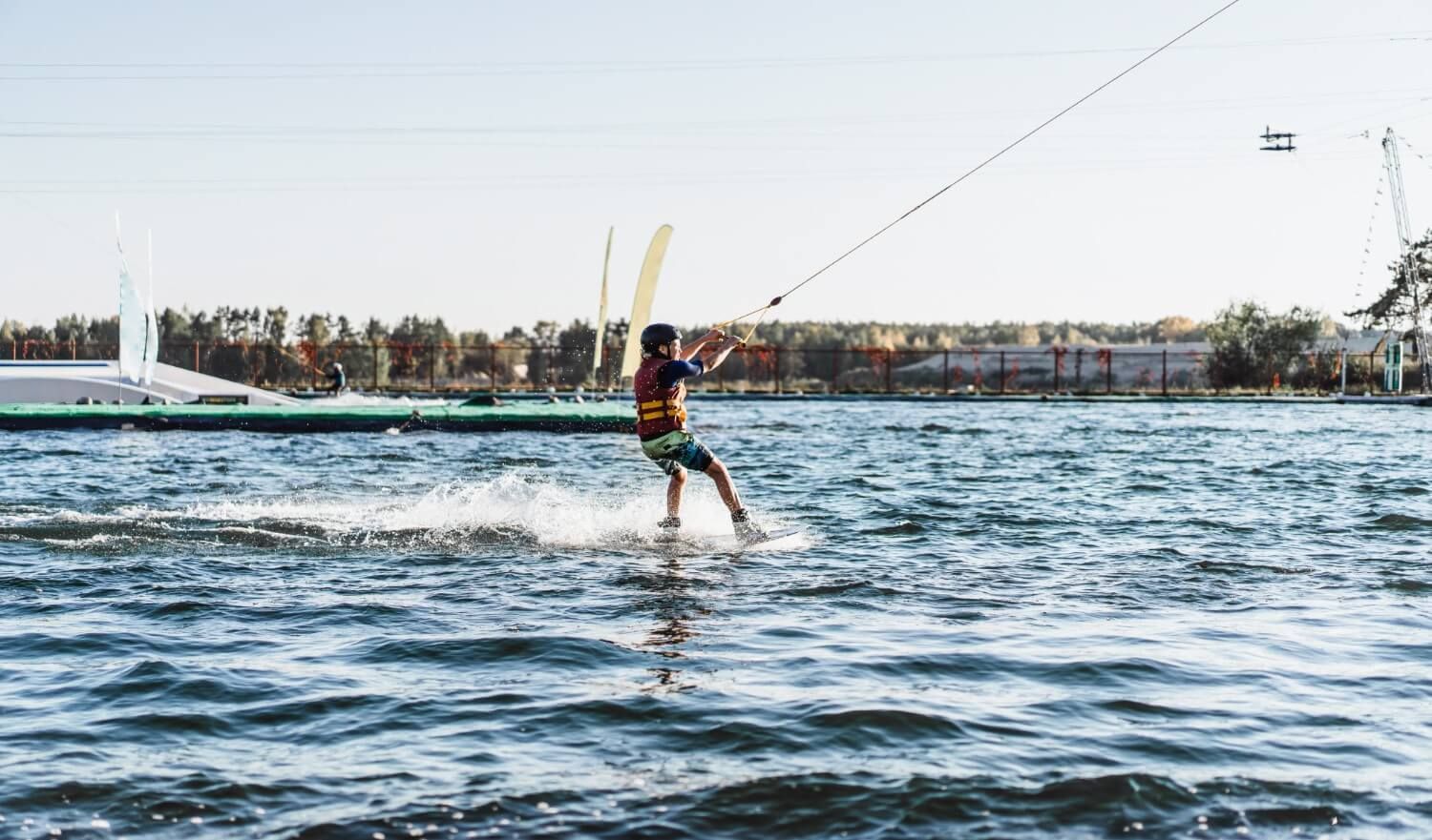 chłopiec uprawiający Wakeboarding