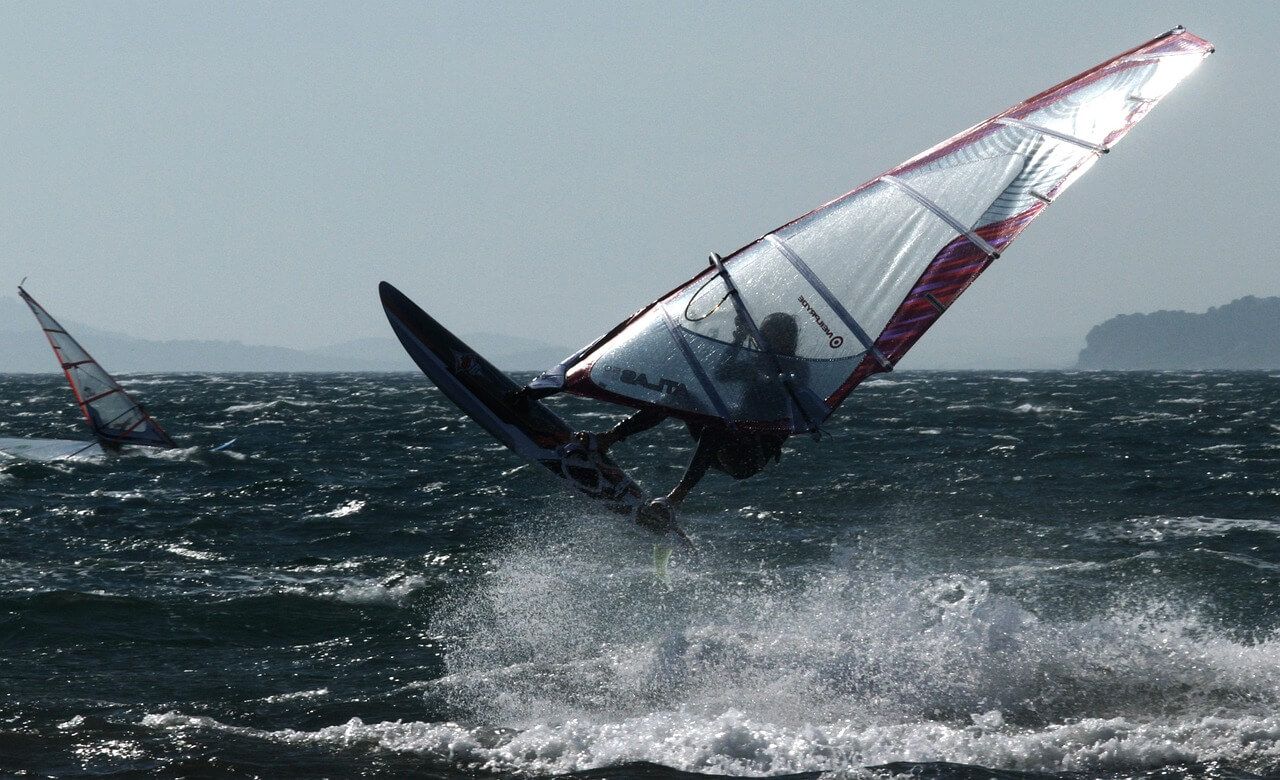 windsurfing nad morzem