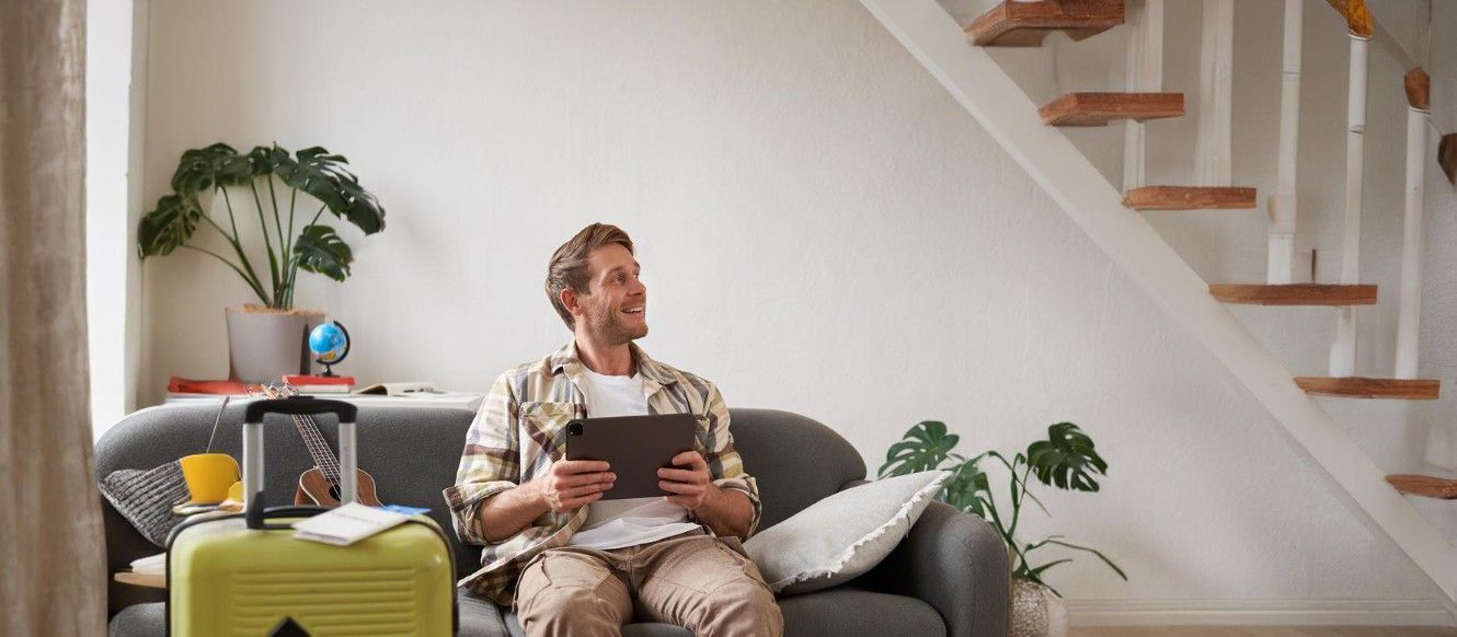 mężczyzna w apartamencie