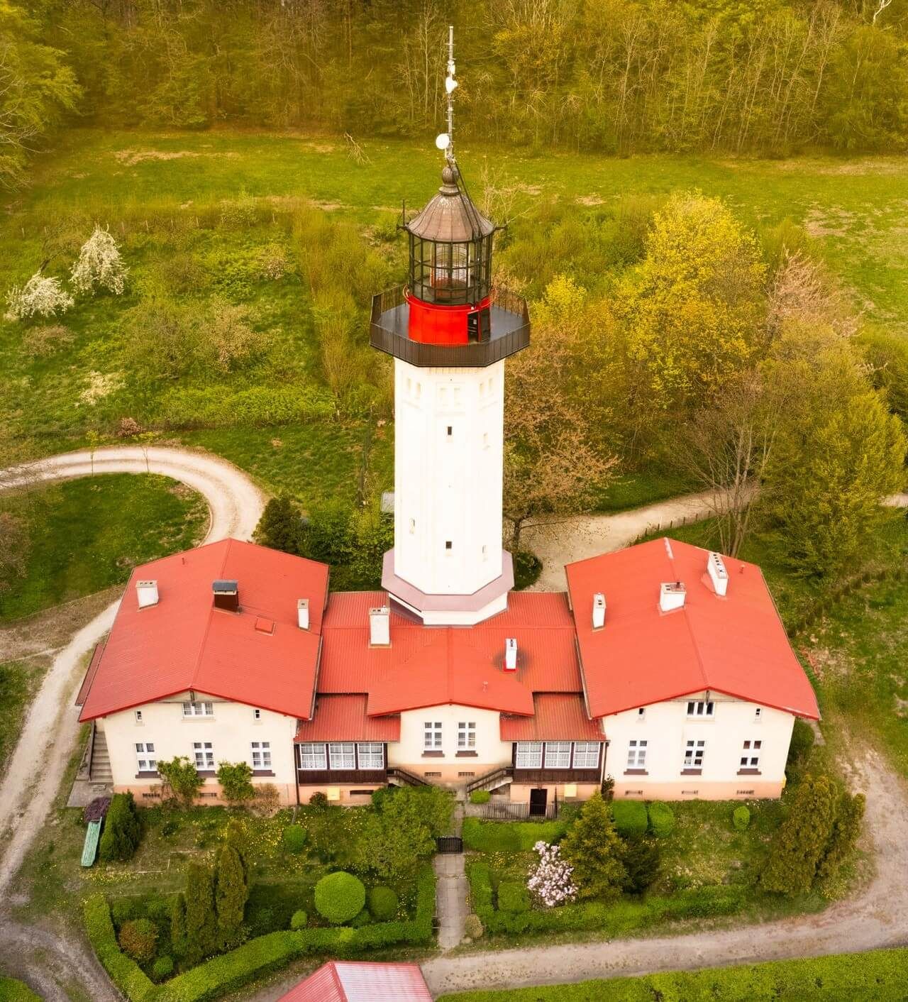 Latarnia Rozewie i Muzeum Latarnictwa widoczne z lotu ptaka