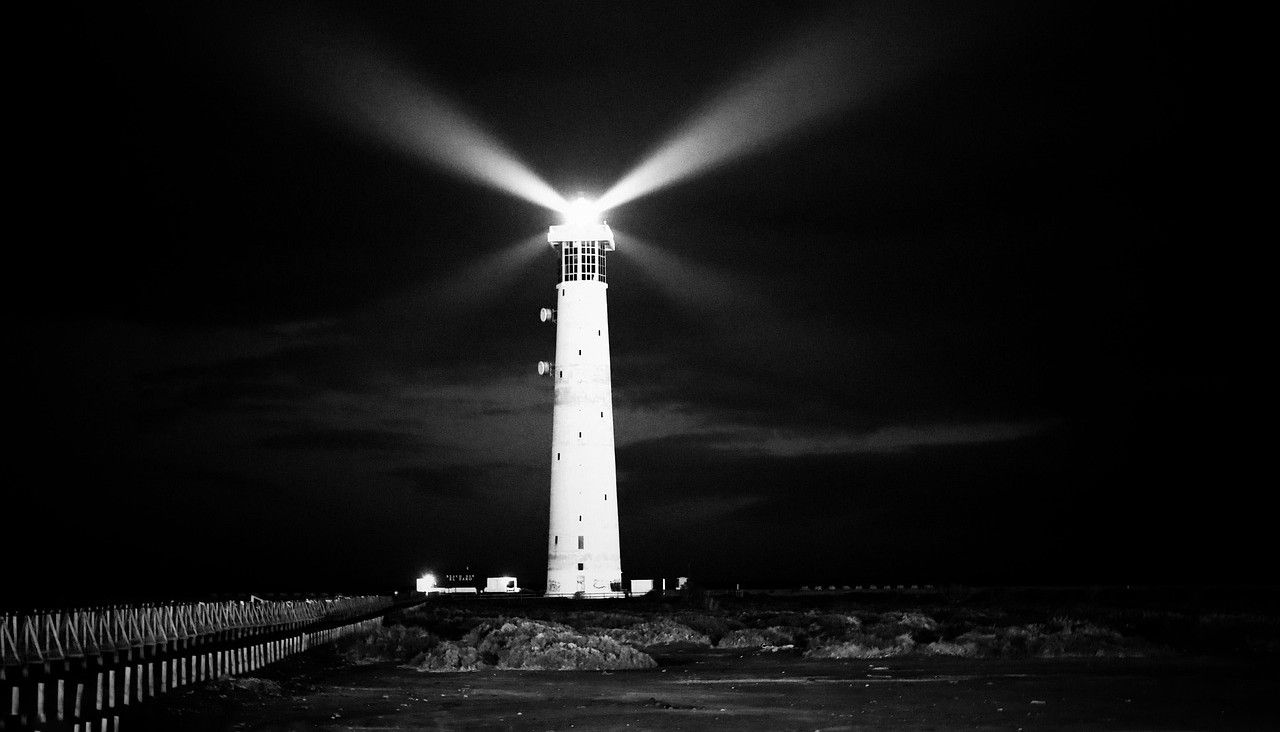 Latarnia morska w nocy