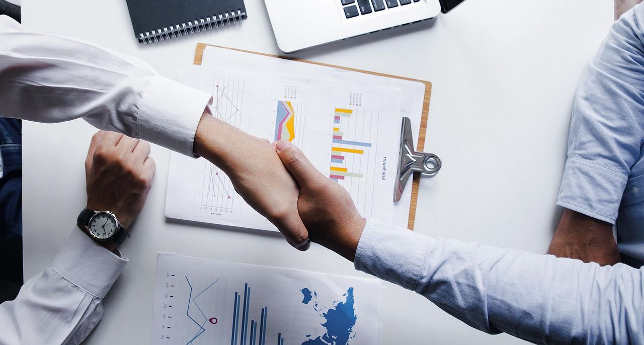 podanie ręki, operator najmu