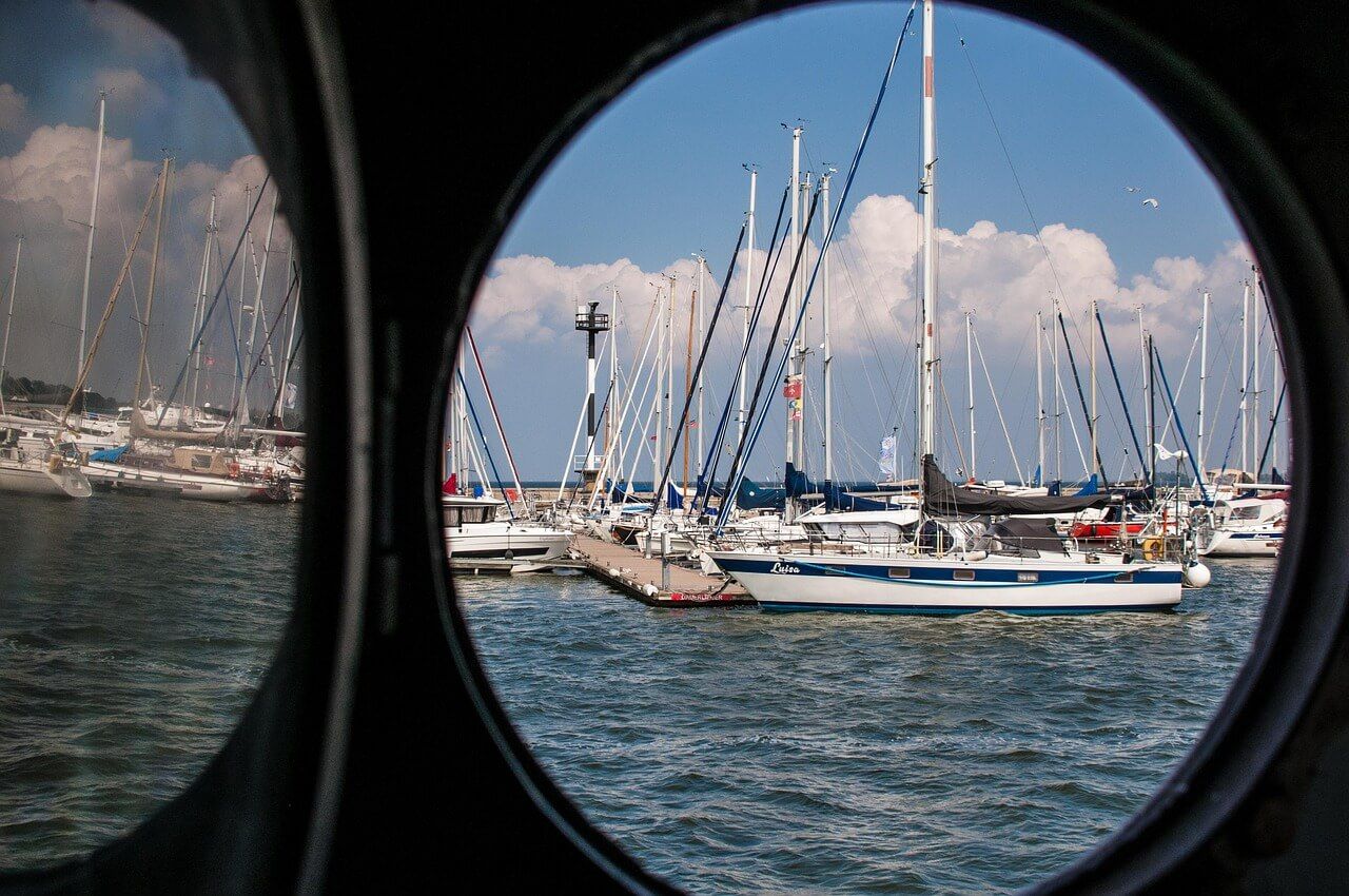 port widziany z okna statku