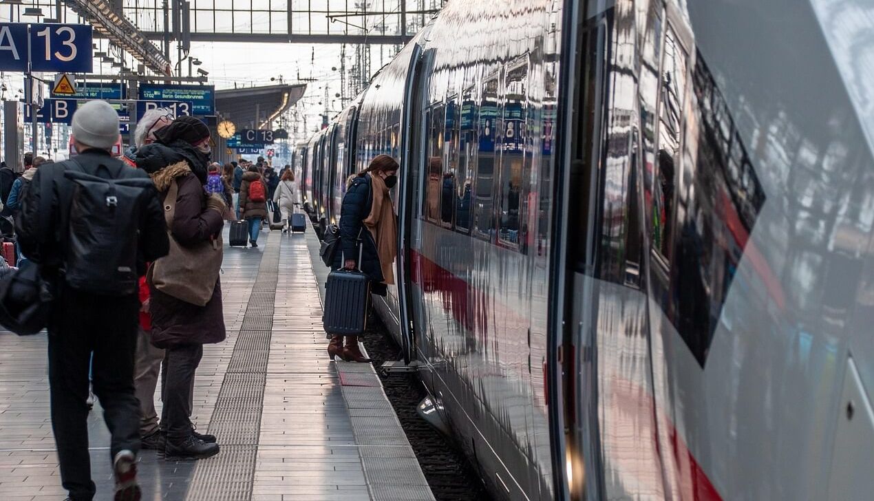 pociąg, dworzec kolejowy