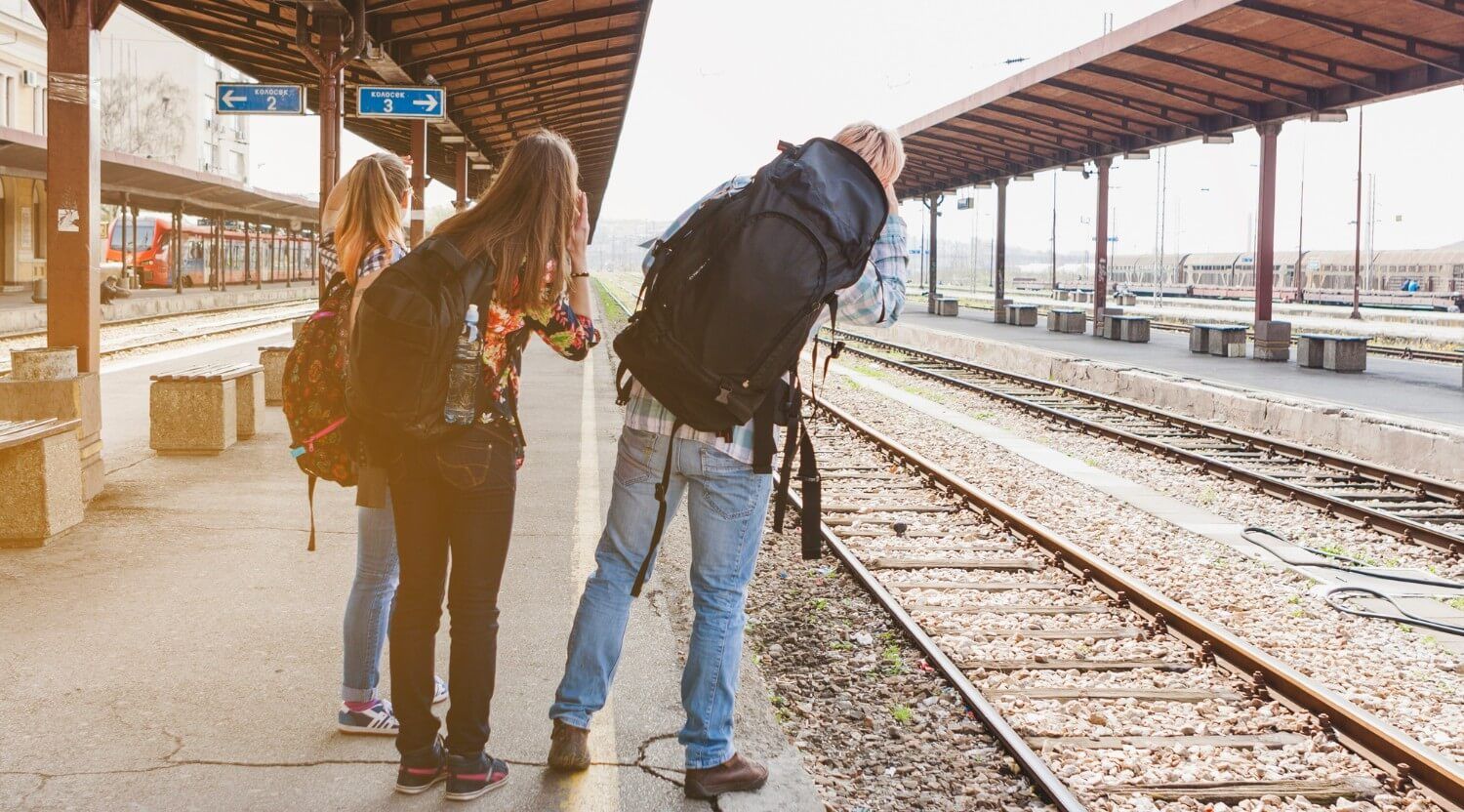 ludzie czekający na pociąg