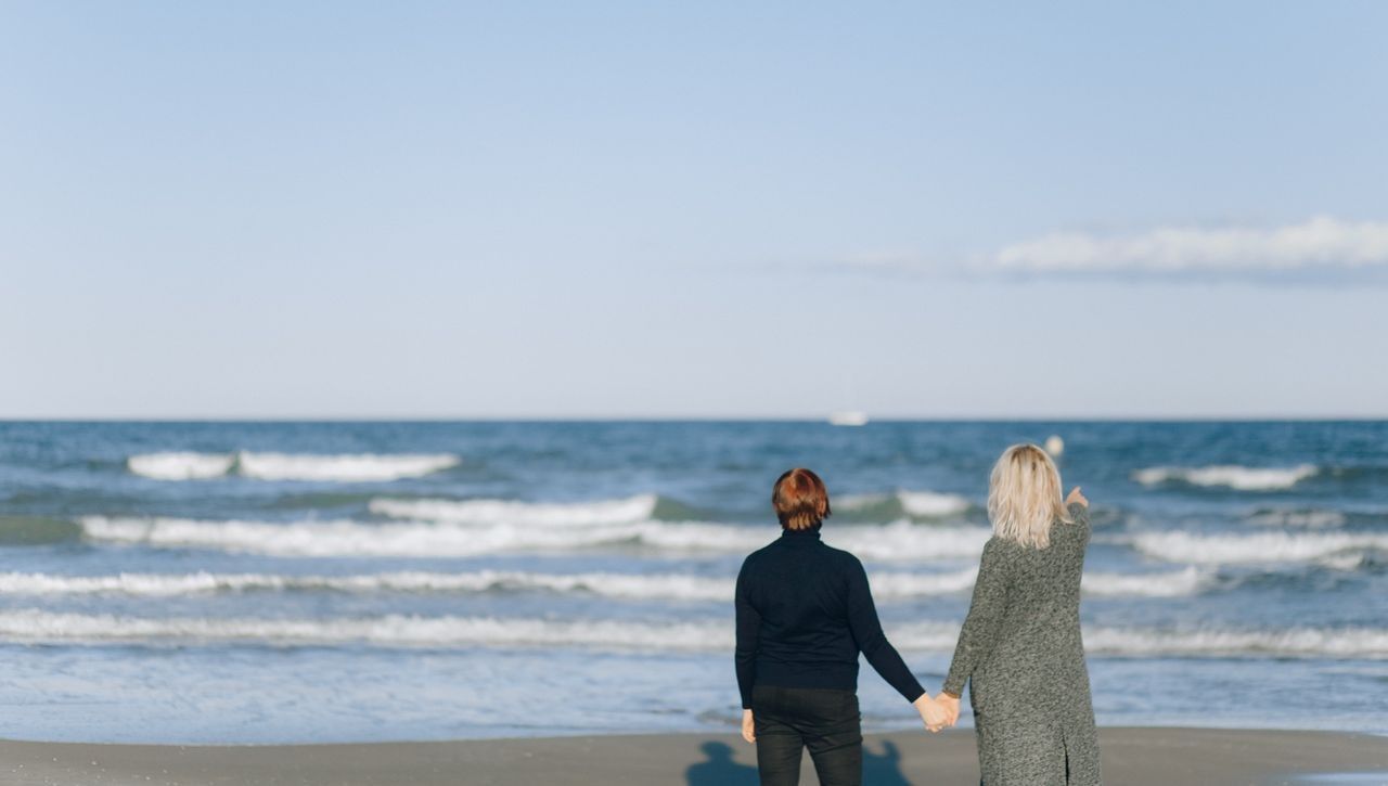 para spędzająca rocznicę na plaży nad morzem