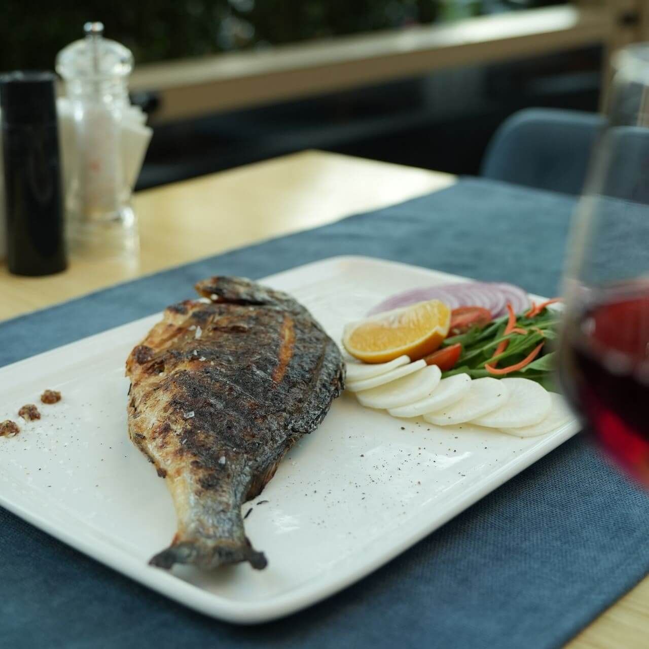ryba na talerzu w restauracji na półwyspie helskim