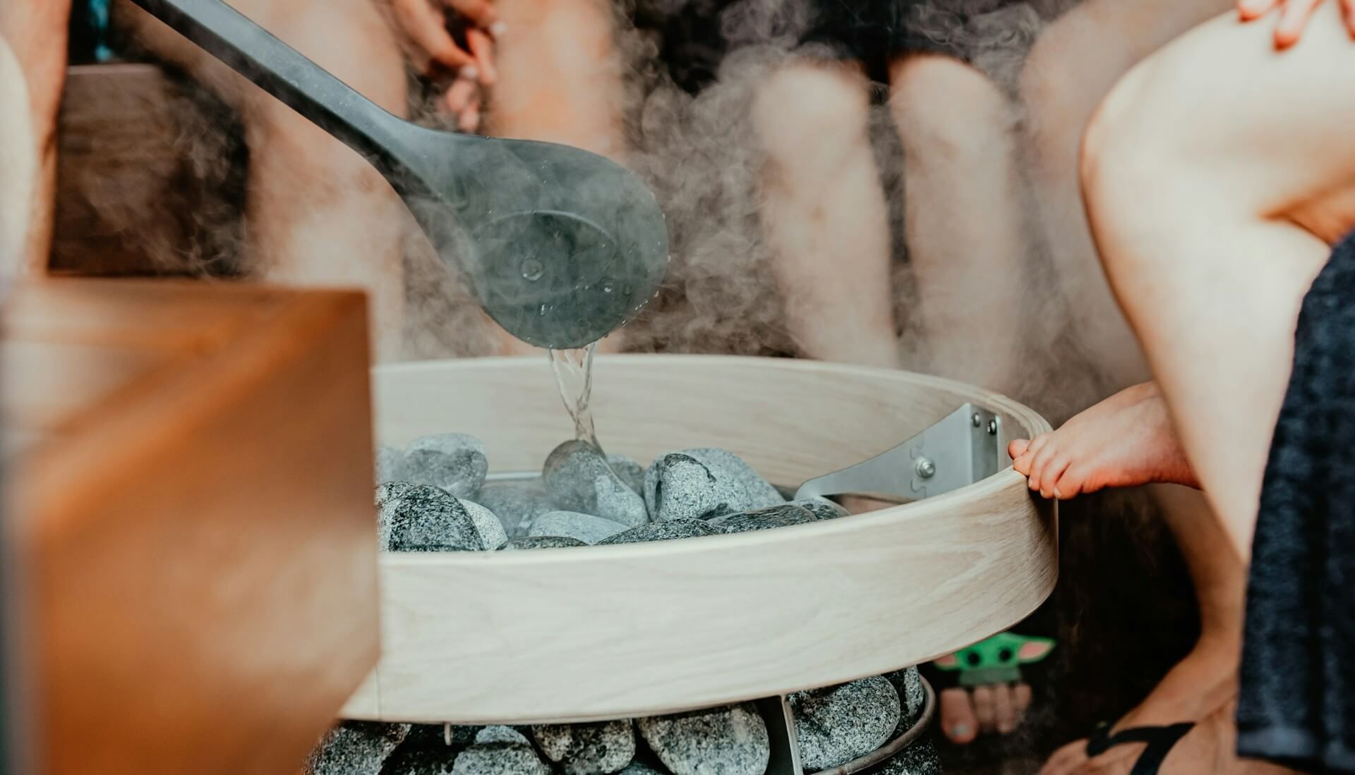 ludzie w saunie, sauna Jurata