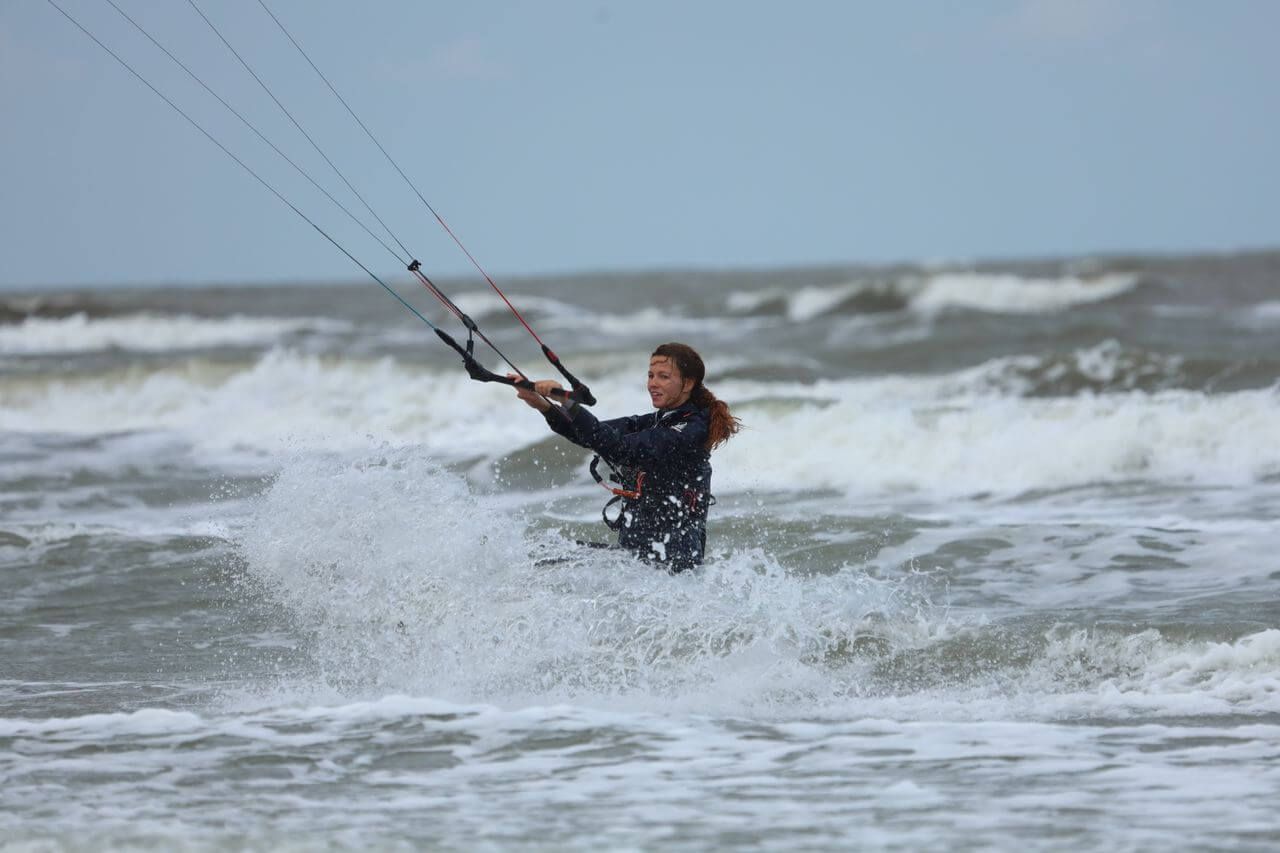 kobieta uprawiająca kitesurfing na helu