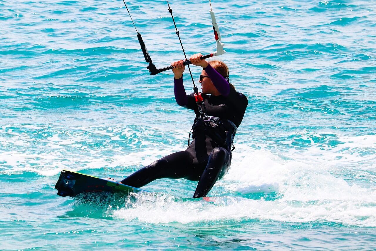 kobieta na kitesurfingu