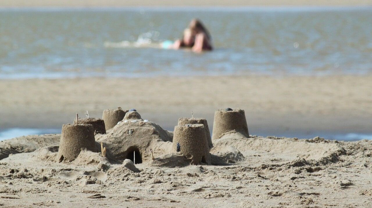 zamek z piasku, dzieci