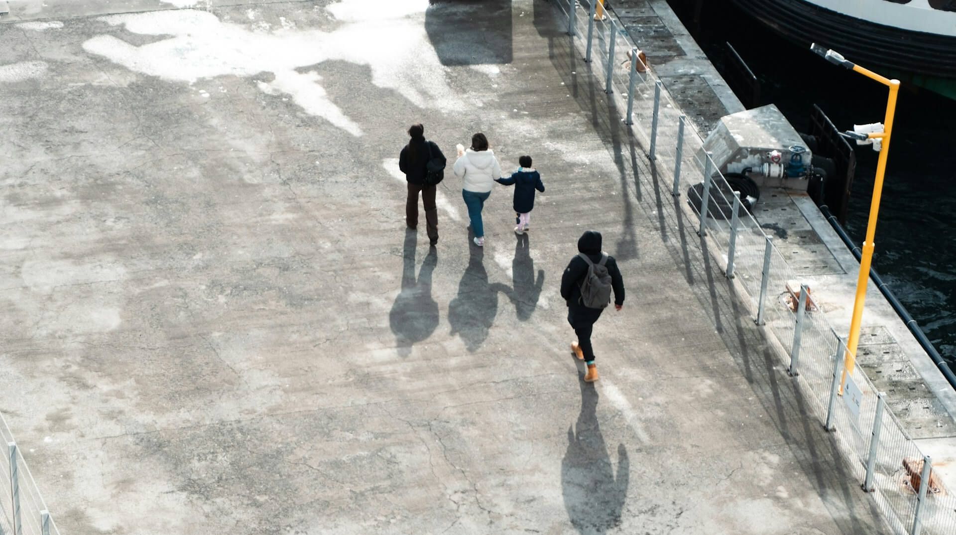 spacer z dziećmi nad portem