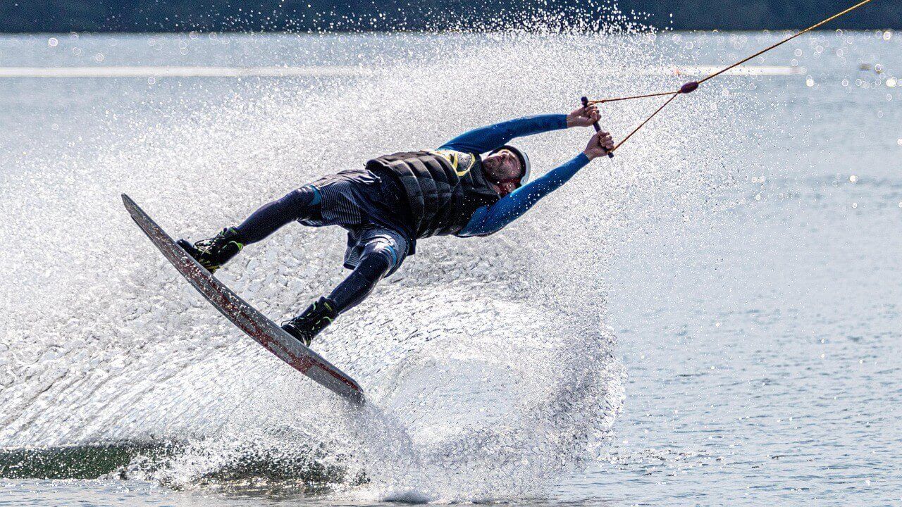 mężczyzna Wakeboard na Zatoce Puckiej