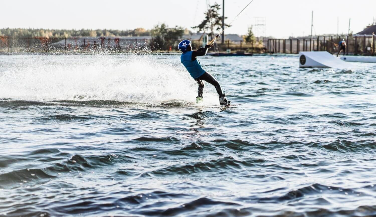 Chłopiec uprawiający Wakeboard na Zatoce Puckiej