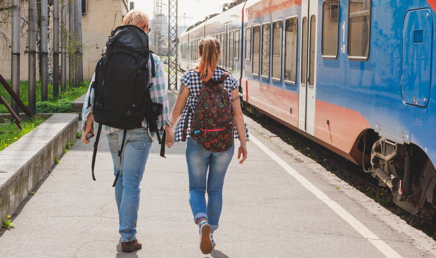 stacja kolejowa, para wychodząca z pociągu