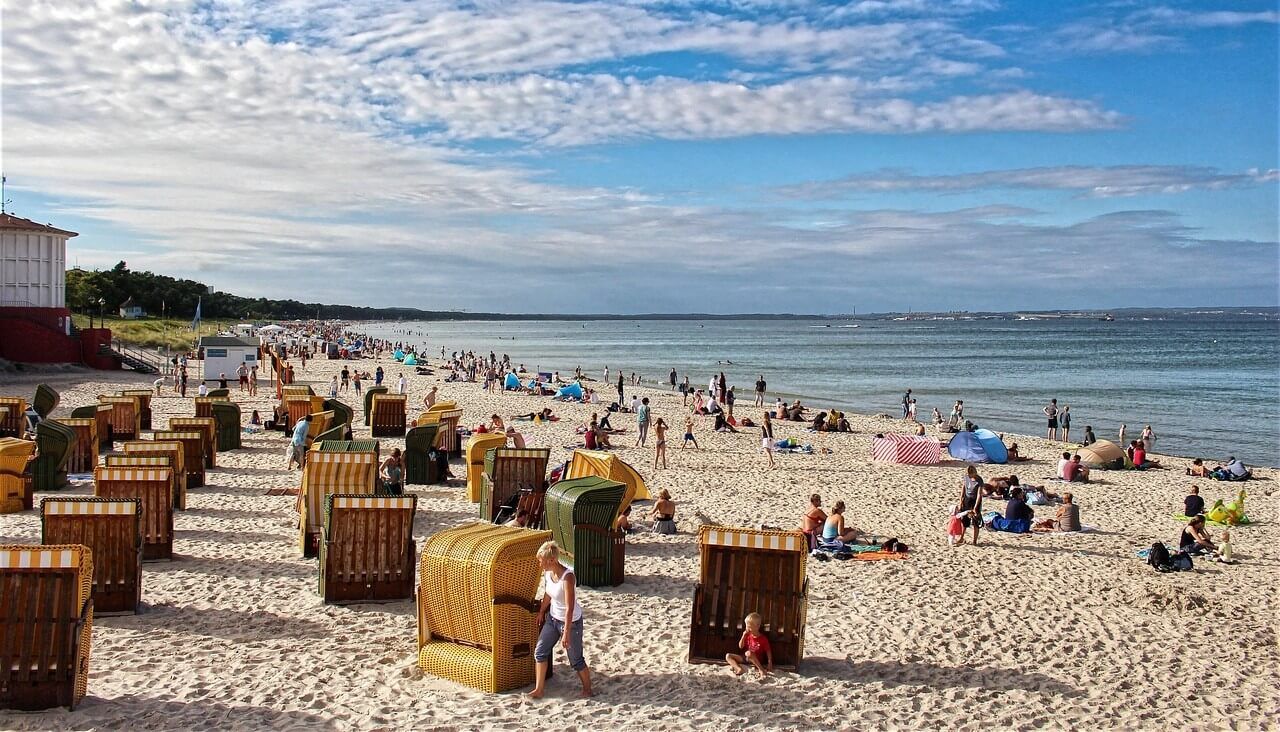 plażowicze nad morzem