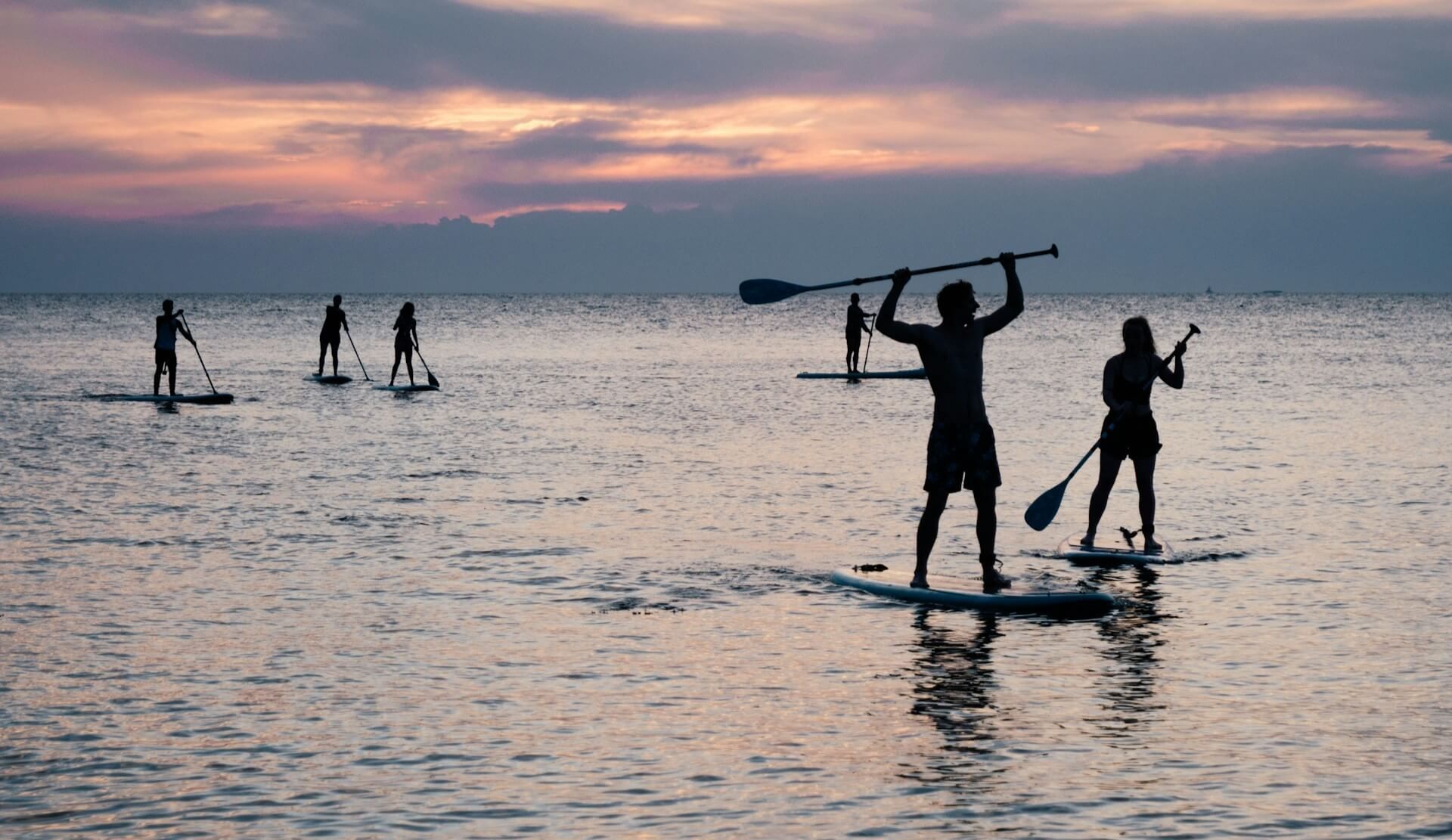 ludzie pływający na desce SUP