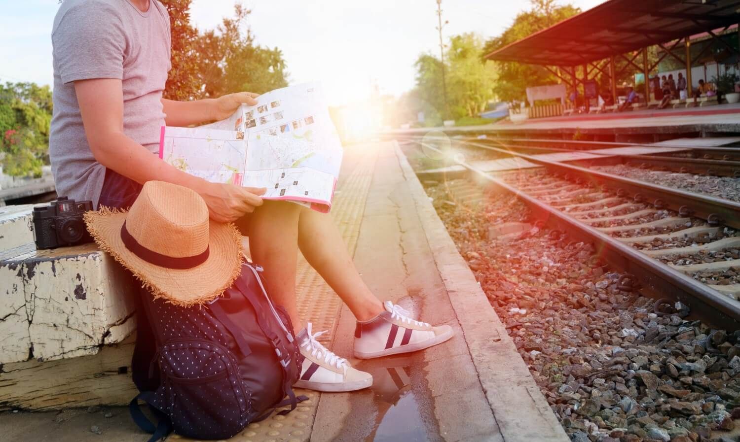 mężczyzna czekający na pociąg na stacji