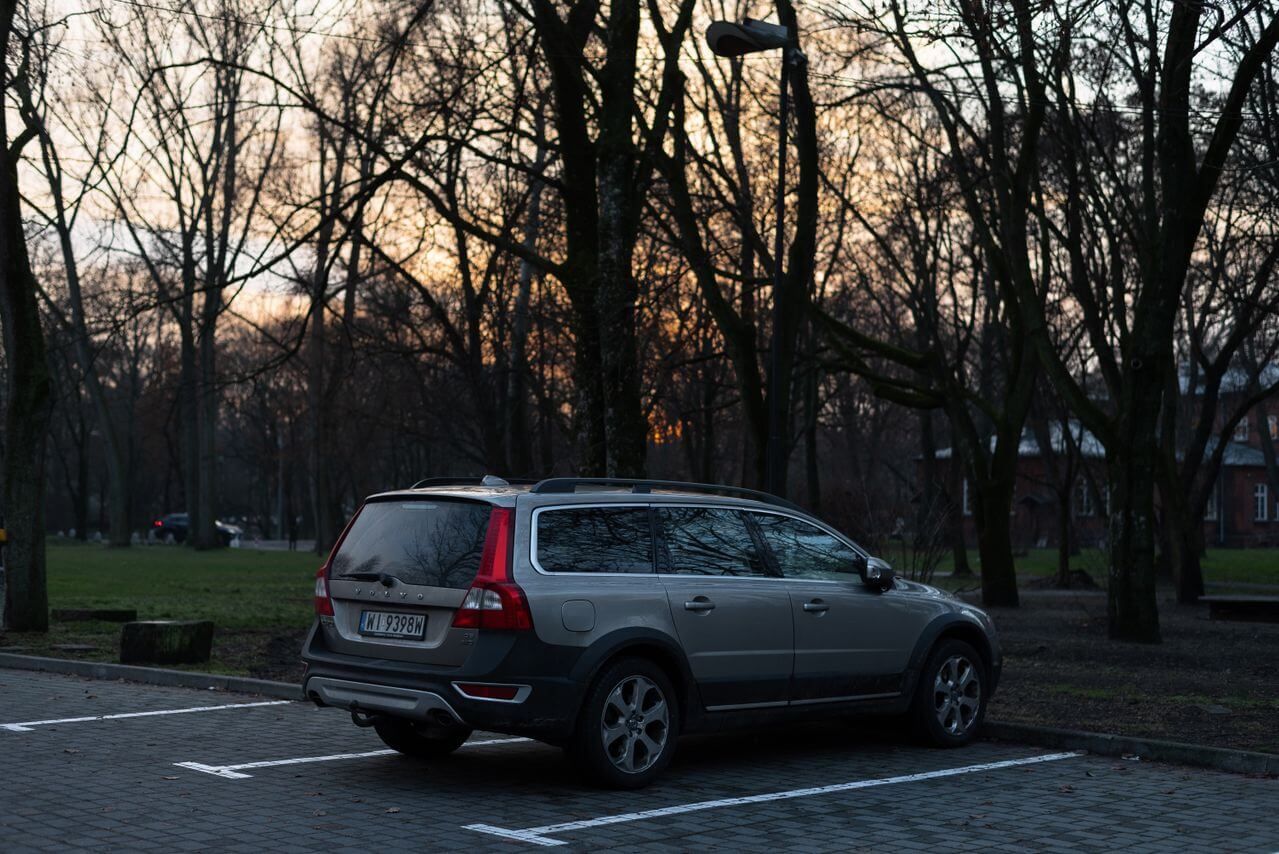 samochód stojący na parkingu w jastarni