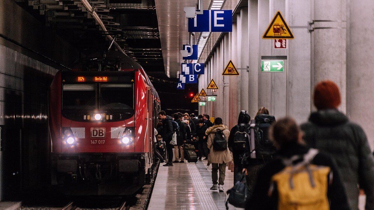 pociąg, dworzec kolejowy, nad morze pociągiem