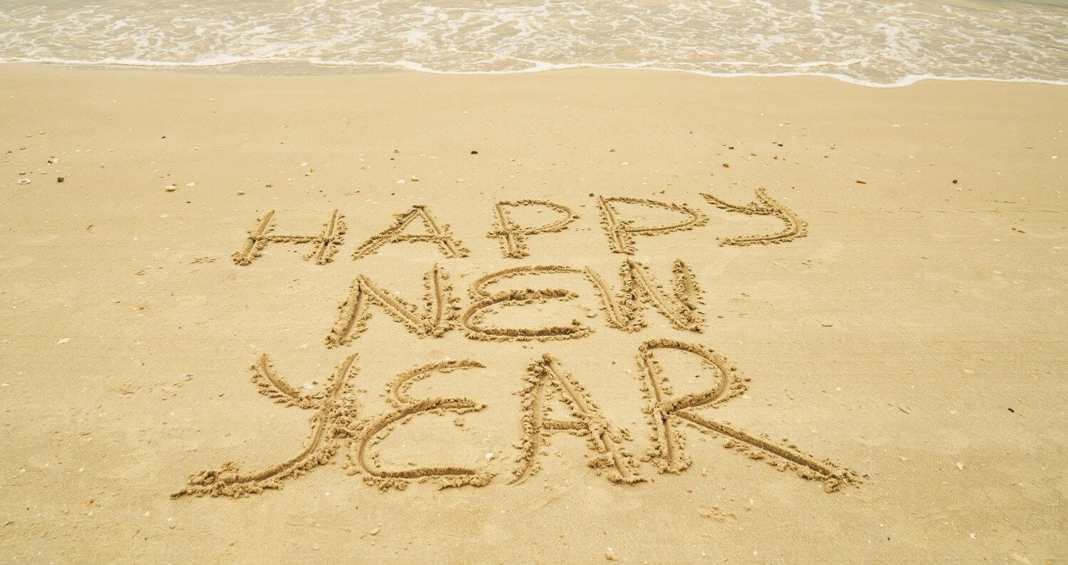 happy new year napisane na piasku na plaży na półwyspie helskim