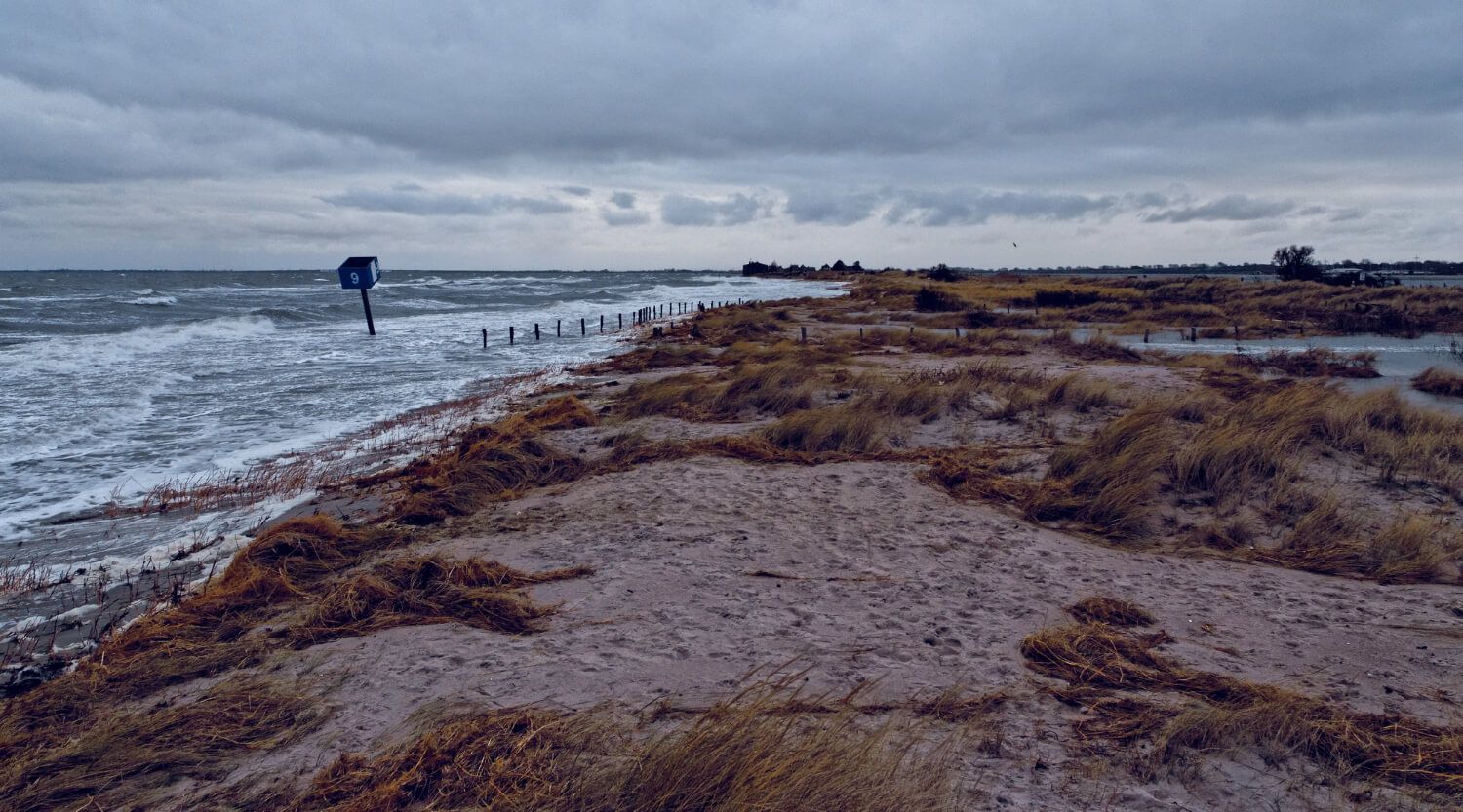 sztorm na plaży na Bałtyku, plaża zajęta przez wodę