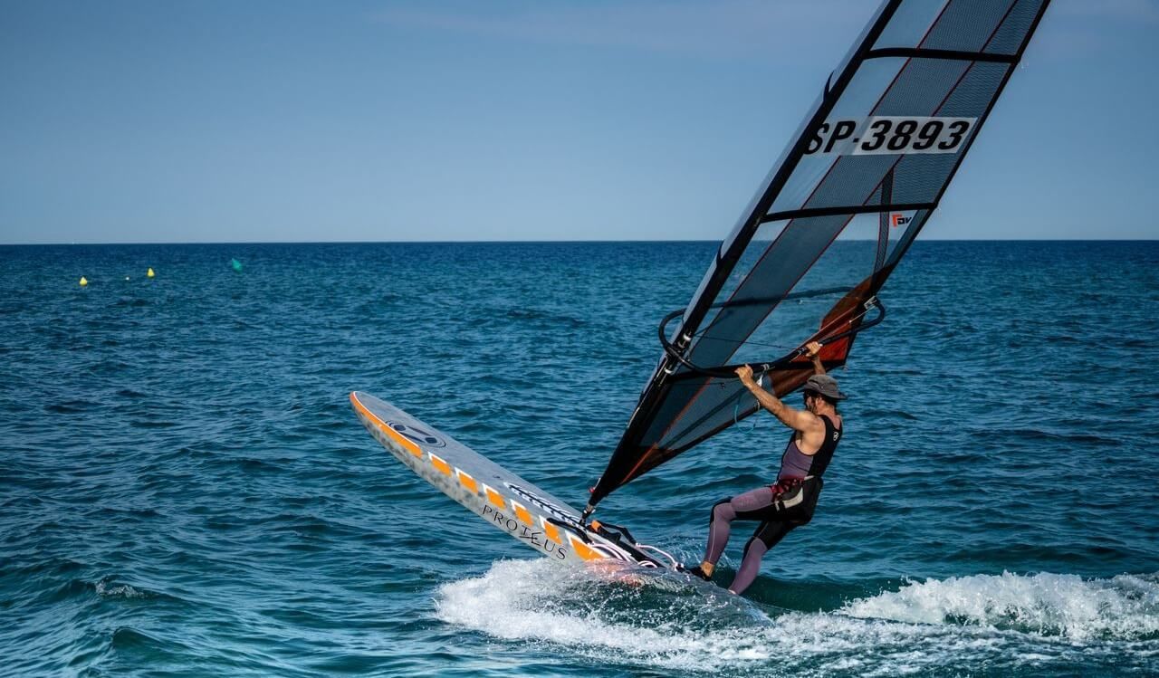 Windsurfer zręcznie manewrujący na półwyspie helskim