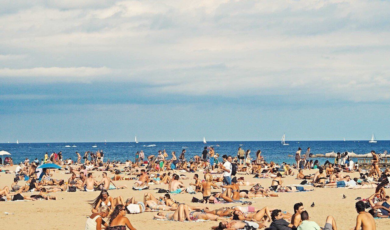 ludzie opalający się na plaży